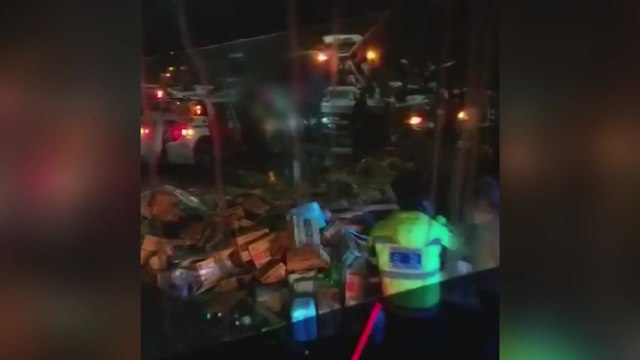 영동고속도로 눈길에 화물차 넘어져...다친 사람 없어 / YTN