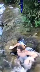 joven se lanza así por tobogán acuático