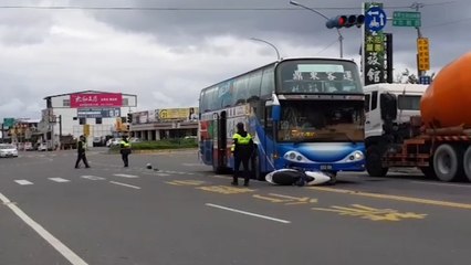 鼎東客運撞機車卡車底壓行10公尺 62歲騎士送醫