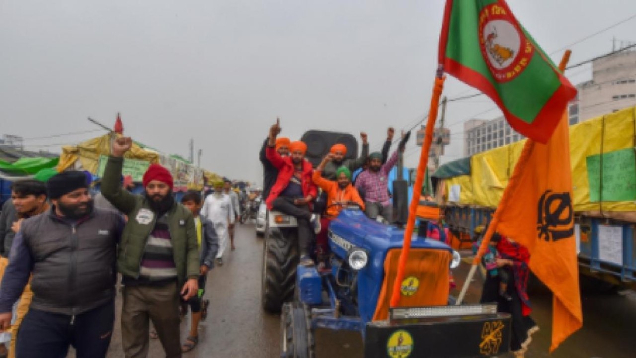 Protesting farmers begin tractor rally from Gha...