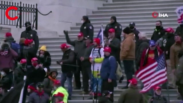 ABD'de Trump destekçileri polis barikatını aşarak Kongre binasına girdi