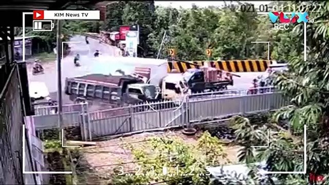Rekaman CCTV Detik-detik Kecelakaan Maut Truk Vs Mobil Box