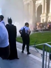 Un homme déguisé en Batman entre dans le Capitole à Washington