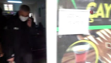 Kahvehaneye 'sosyal mesafeye uyalım' uyarısı asıp kumar oynadılar