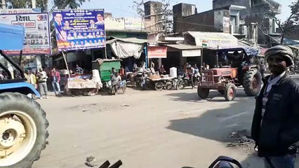 लखीमपुर खीरी में किसानों ने निकाली ट्रैक्टर परेड, पुलिस को हटानी पड़ी नाकेबंदी