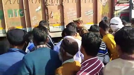ओवरलोड गन्ने से भरे ट्रक के नीचे आए बाइक सवार, चीनी मिल के एक कर्मचारी की मौत, एक घायल