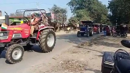 किसानों आंदोलन के समर्थन में किसानों का निकला टैक्टर से काफिला