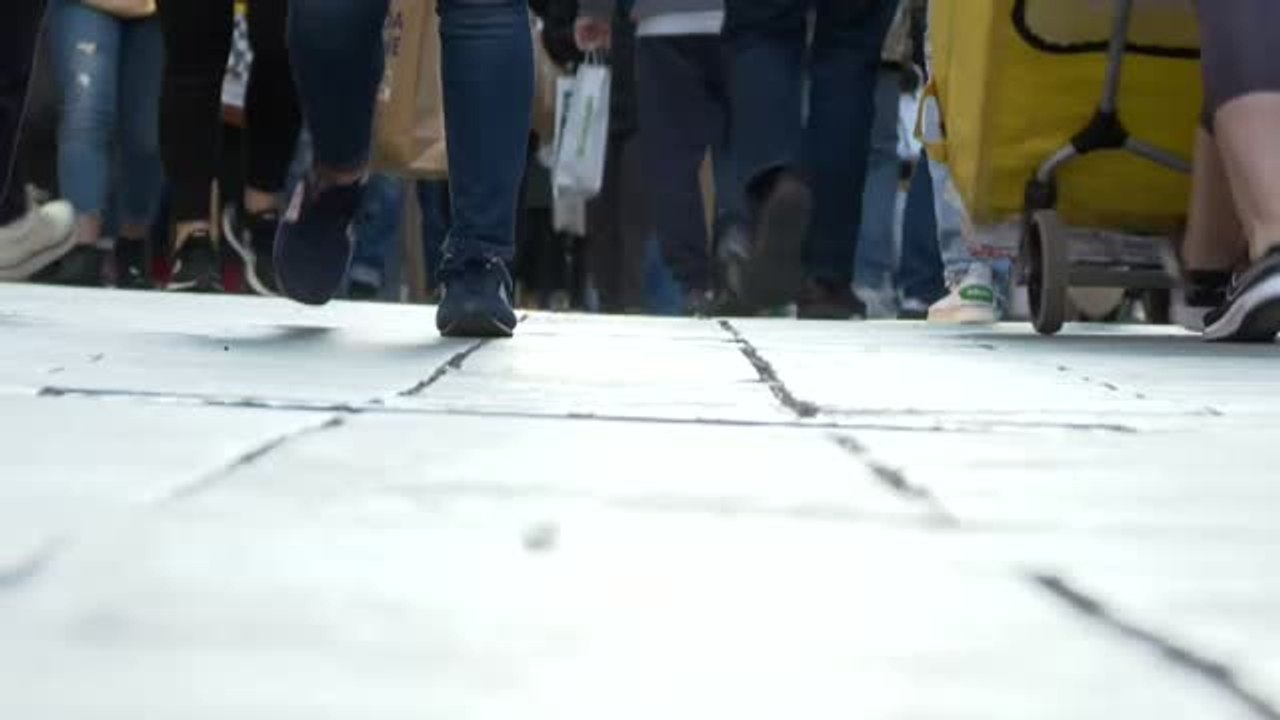 Empiezan unas rebajas marcadas por las restricciones