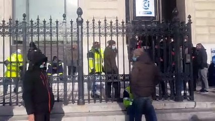 Des manifestants de la CGT pénètrent dans la Chambre de commerce de Marseille