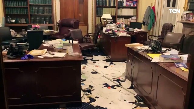 آثار الفوضى التي خلفها أنصار ترامب داخل مبنى الكونجرس الأمريكي بعد اقتحامه