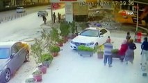 İzmir'de hurdacıların demir kavgası: Enkaz başında taşlı sopalı kavga kamerada
