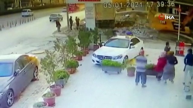 İzmir'de hurdacıların demir kavgası: Enkaz başında taşlı sopalı kavga kamerada