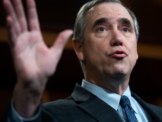 Senator zeigt sein Büro nach Randale im Kapitol