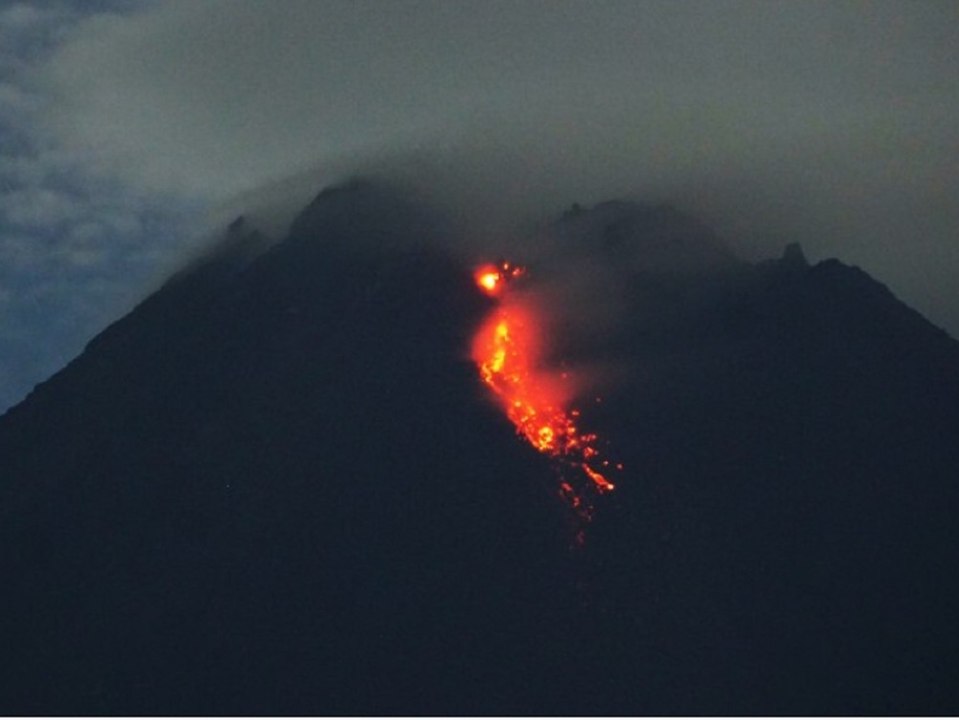 Vulkan merapi spuckt wieder gefährliche gase