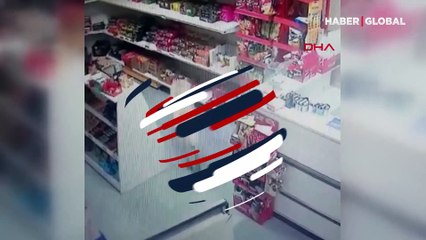 Acıkan köpek markete girdi, seçtiği bisküviyi aldı ve çıktı!