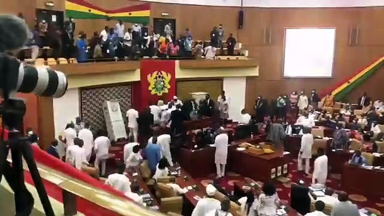 Ghana : bagarre de députés au parlement pendant le choix du président