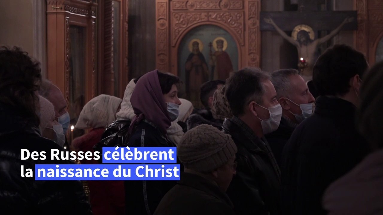 Les Russes assistent à une messe du Noël orthod...