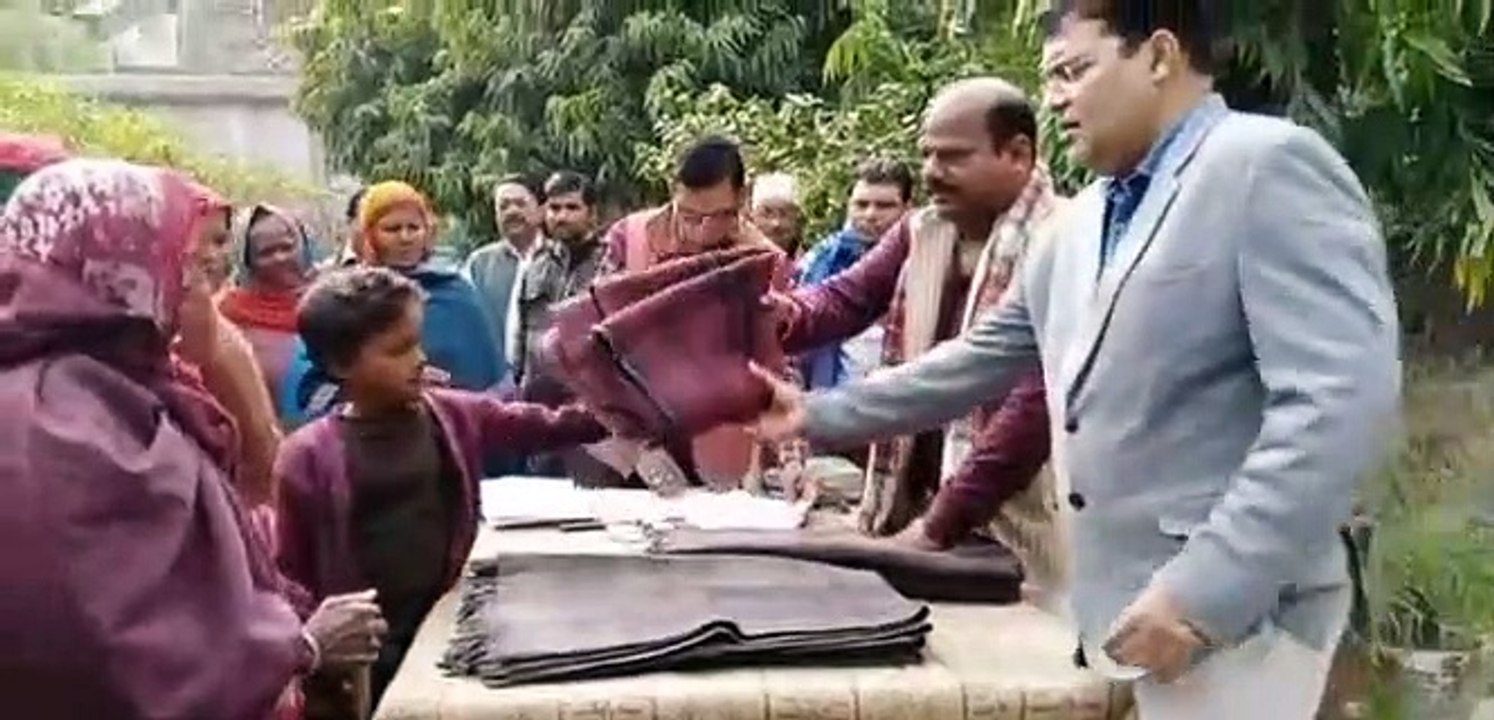 चेयरमैन मुनेन्द्र बाबू गुप्ता ने गरीब महिलाओं को ठंड से बचाव हेतु दिए कम्बल