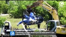 Caminhão recolhe destroços de helicóptero que caiu em Vila Velha