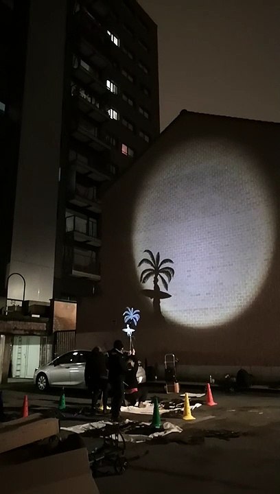 Théâtre d'ombres sur les bâtiments du Logement bruxellois par le Théâtre du N-ombr’île