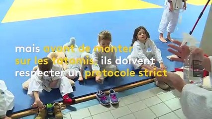 Judo : les enfants s'entraînent avec leur doudou sur le tatami