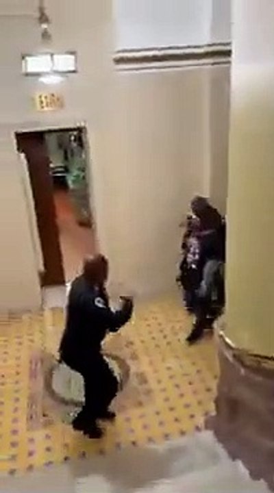 Capitol Building Cop Runs Away From Trump Protesters / 6.01.2021