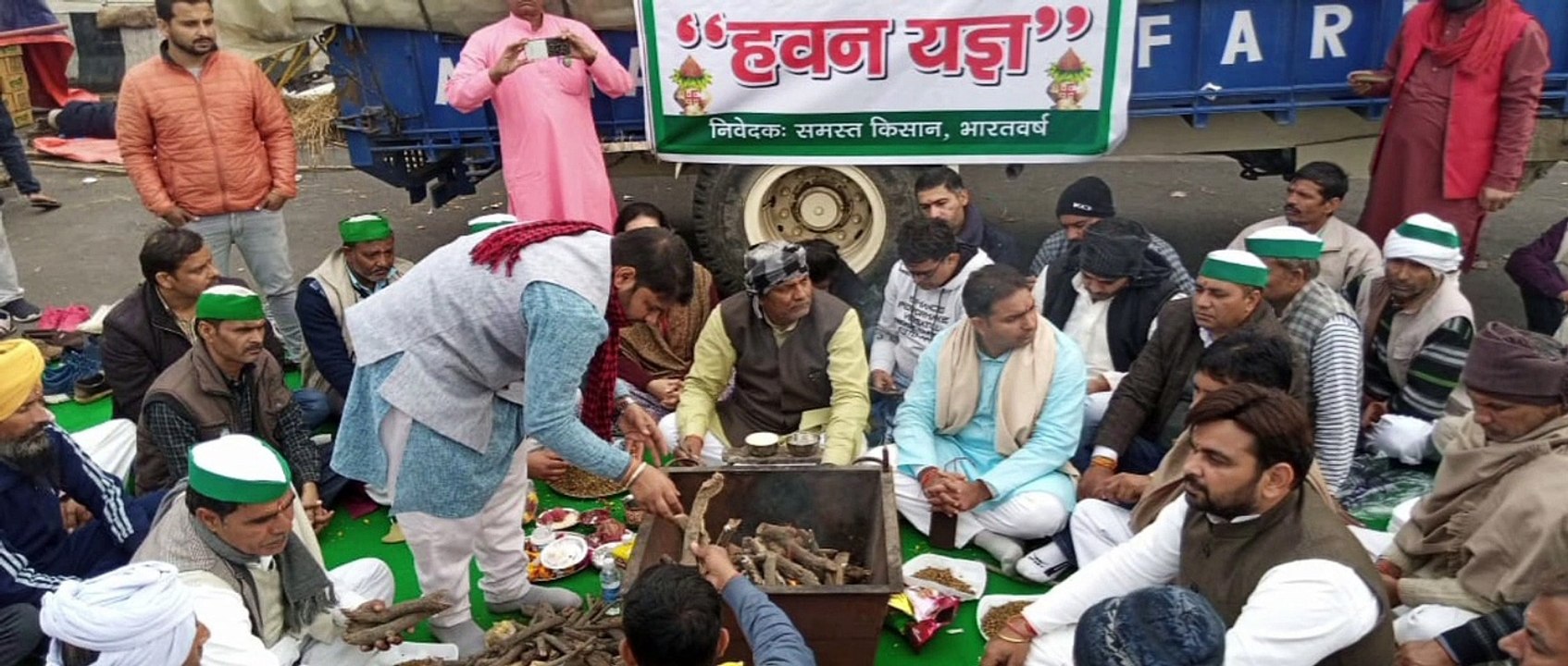 कृषि कानूनों के विरोध में पहुंचे सैकड़ों किसान गाजीपुर बॉर्डर पर किया बुद्धि शुद्धि हवन यज्ञ