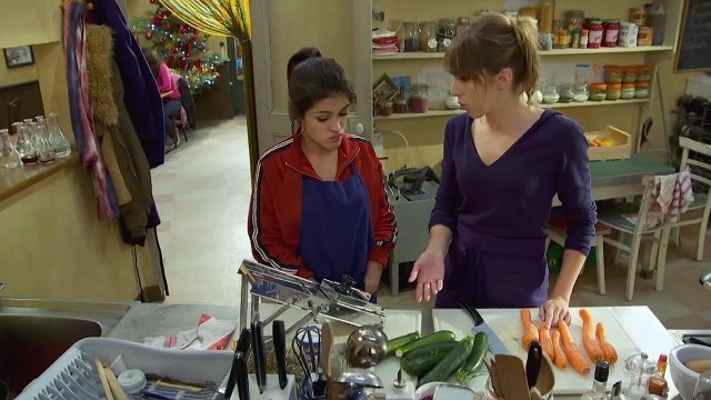 Plus belle la vie - Souvenez-vous : Les débuts d'Alison au bar du Mistral