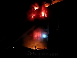 जूतों की चार मंजिला इमारत धधकी