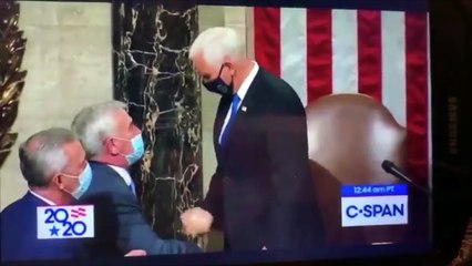 ¿Qué le dan a Pence tras certificar los votos a favor de Biden?