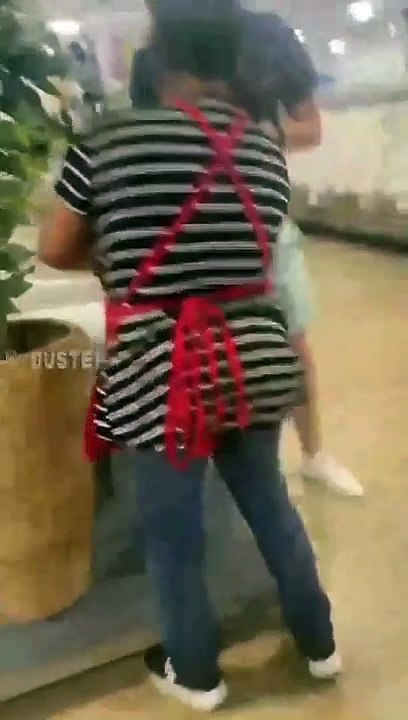 Cet ado a mis sa main au mauvais endroit... coincé