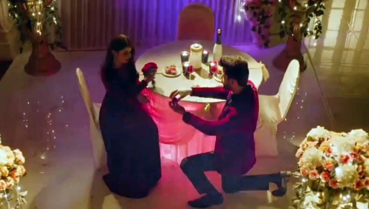 Mayura & Omkar Romantic song!!Dekho hajaro||Pinjira khubsurti ka best sence