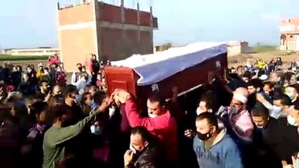 شاهد جنازة أب وطفله من ضحايا حادث حافلة المعتمرين بالسعودية في مسقط رأسهما بالشرقية