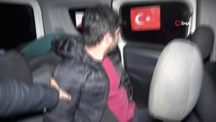 Ellerinde silahla polisten kaçan şüphelilerden biri yakalandı