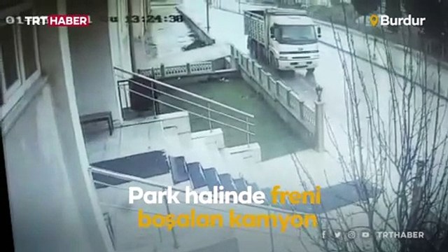 Freni boşalan kamyon refüje çarparak durabildi
