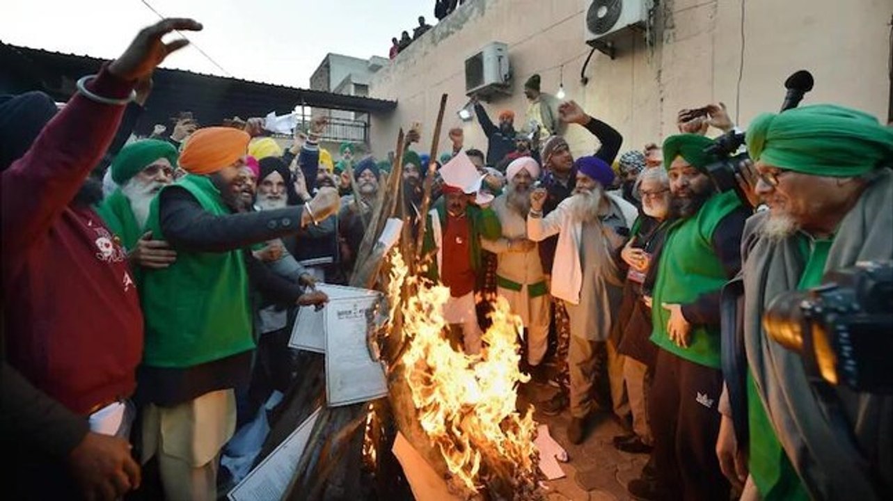 No end to deadlock between farmers and Centre