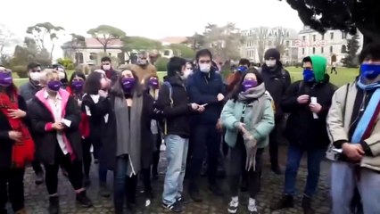 BOĞAZİÇİLİ ÖĞRENCİLERİN EYLEMLERİ SÜRÜYOR: ŞARKILAR SÖYLEYİP FORUM BAŞLATTILAR