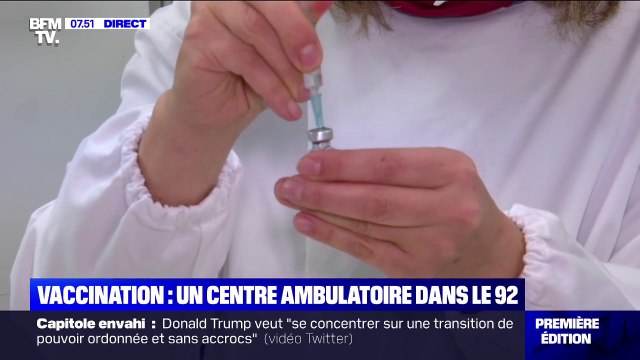 Les étapes de la préparation des doses de vaccin Pfizer/BioNTech dans un centre ambulatoire de Rueil-Malmaison