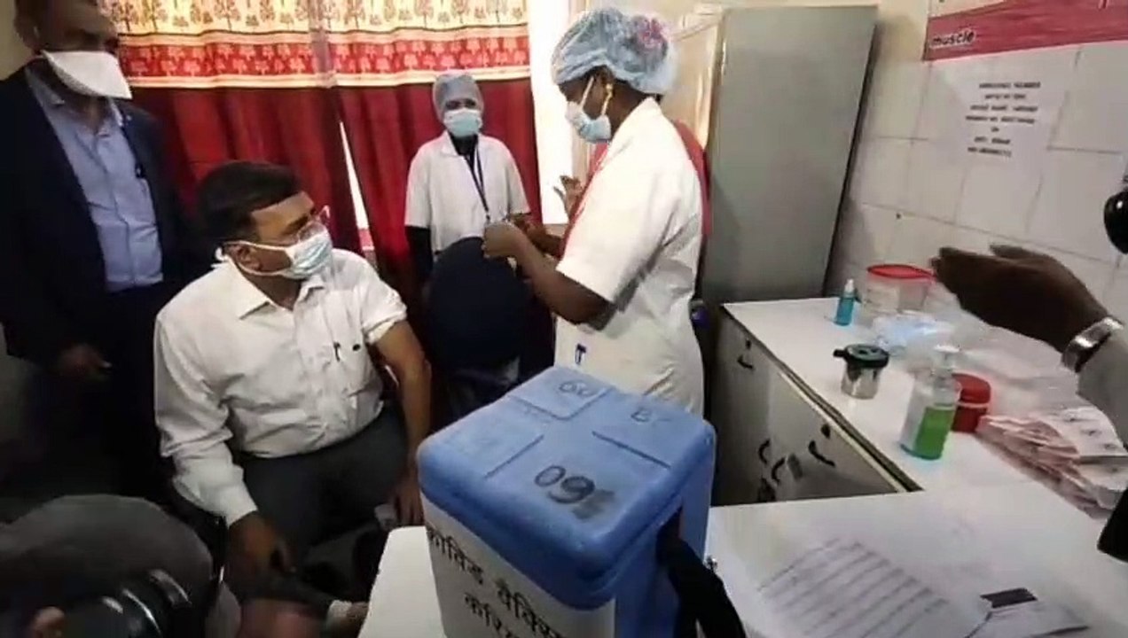 शासकीय सेठ हुकमचंद हॉस्पिटल में कलेक्टर मनीष सिंह ने आज कोविड वैक्सीन इंजेक्शन का ट्रायल किया