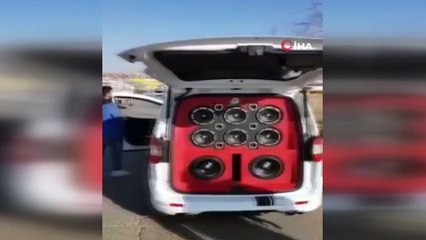 Hafif ticari araçtaki ses sistemi polisi bile şaşkına çevirdi