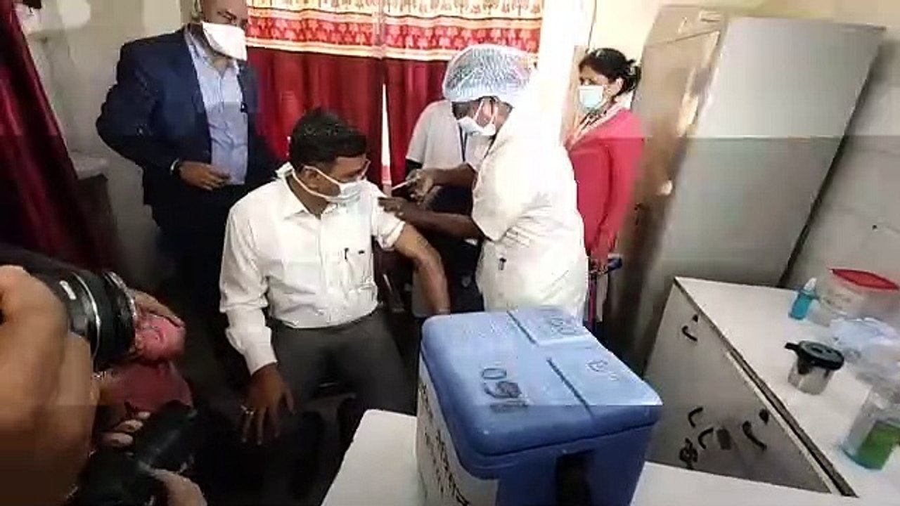 इंदौर कलेक्टर खुद वैक्सीन के ड्राय रन में हुए शामिल, अपनी बाँह पर टीका लगाने का किया ट्रायल