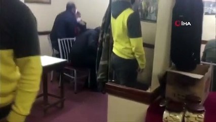 Kumar oynamak için kahvehanenin duvarında delik açmışlar