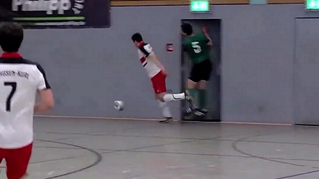 Un homme qui se trouve derrière la porte se la mange à cause d'un joueur