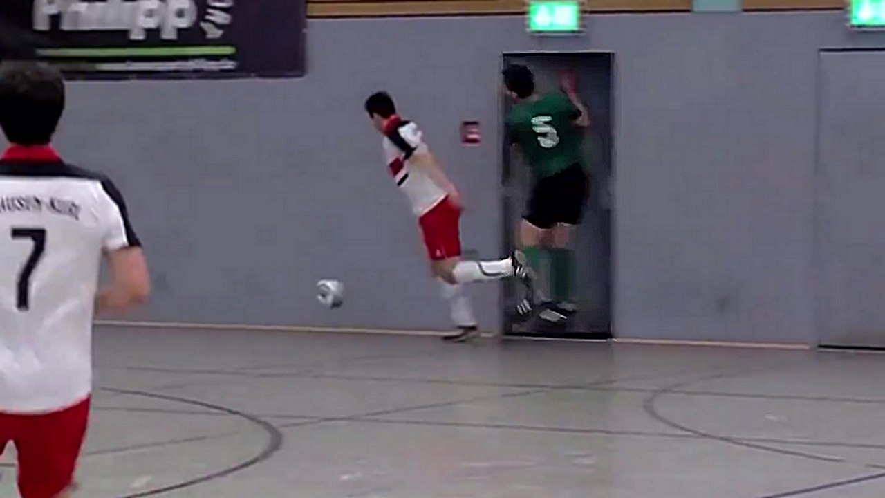 Un homme qui se trouve derrière la porte se la mange à cause d'un joueur