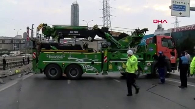 İstanbul'da TIR metrobüs yoluna girdi! Trafik kilitlendi