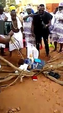 Un prêtre vaudou brûle la Bible et le Coran pour chasser les créations des blancs de l'Afrique