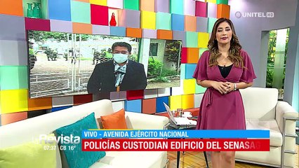 Policías custodian edificio de Senasag en Santa Cruz