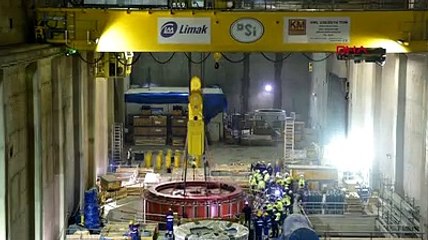 Türkiye'nin en büyük baraj inşaatında dev türbinlerin taşınması kamerada