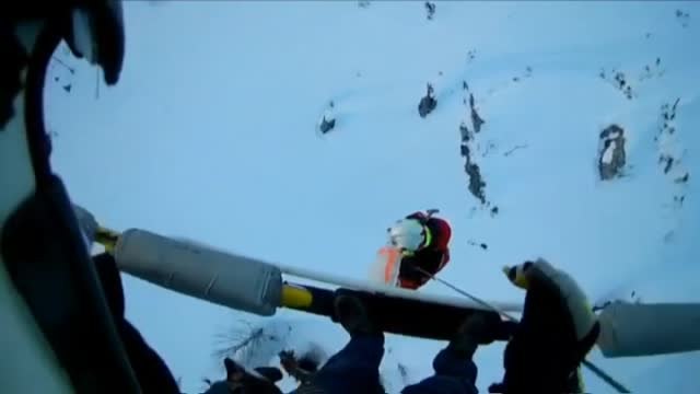 Emergencias entrega víveres en helicóptero a un hombre aislado por la nieve en Cantabria