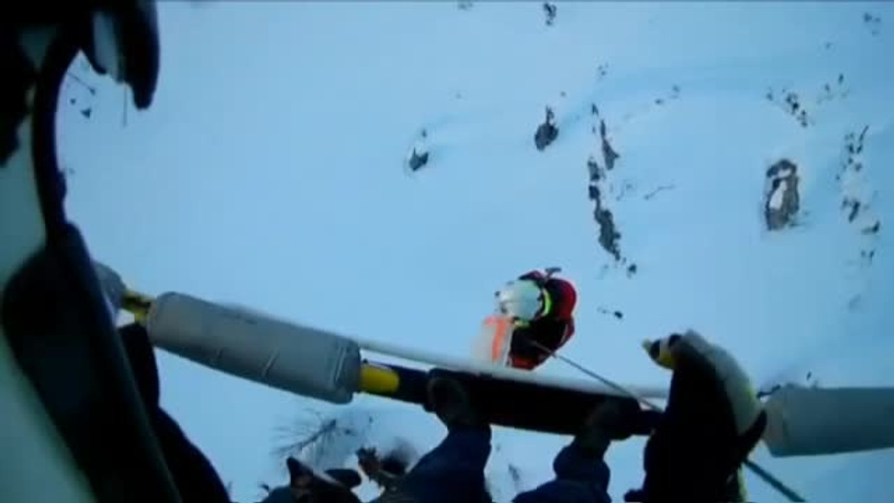 Emergencias entrega víveres en helicóptero a un hombre aislado por la nieve en Cantabria